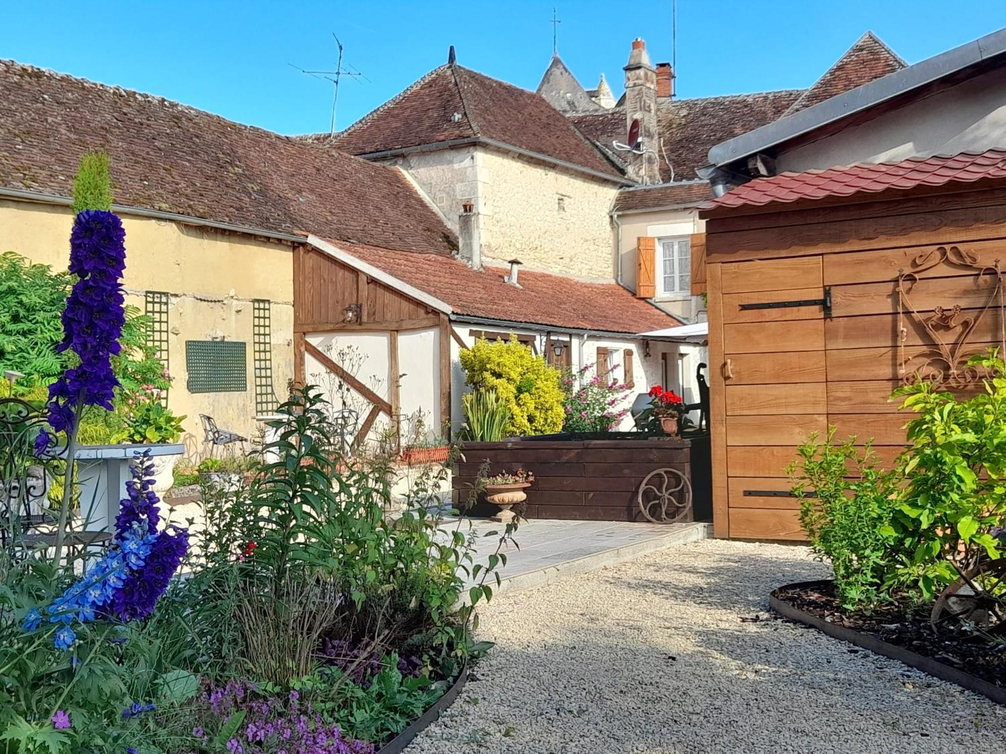 Aux Sources De Ouanne Bed & Breakfast Bagian luar foto